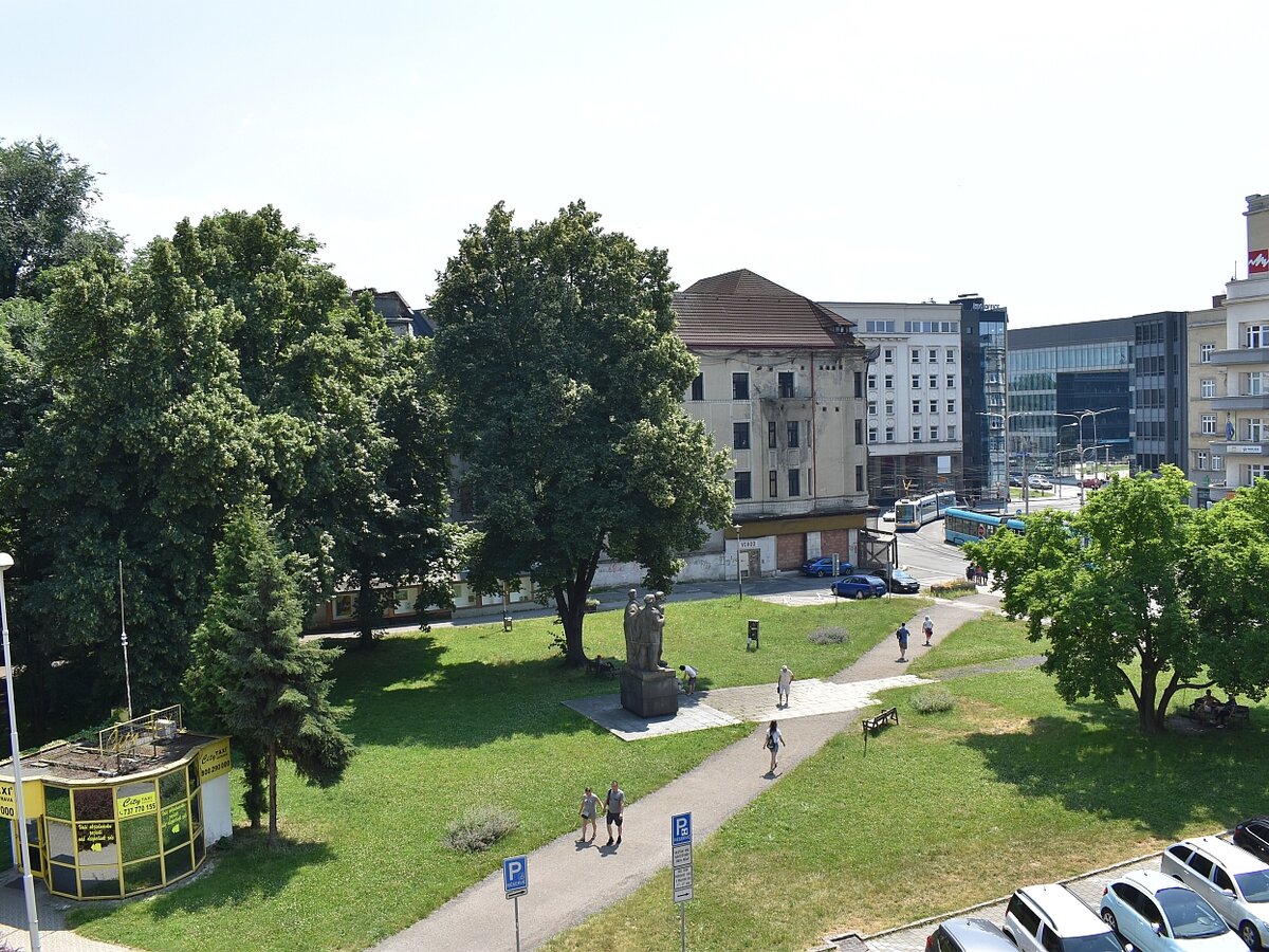 současný stav náměstí Dr. E. Beneše