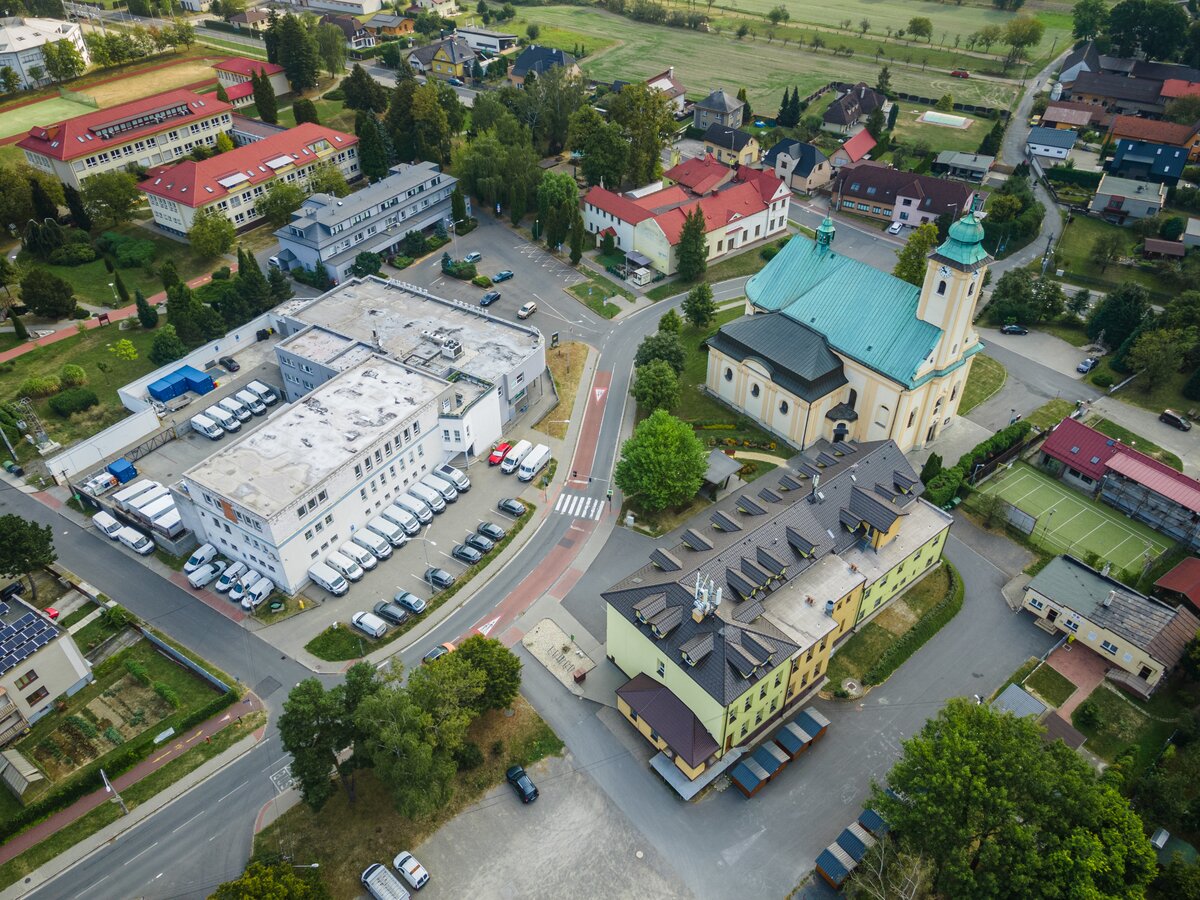 Pohled na centrální část Staré Bělé s areálem základní školy