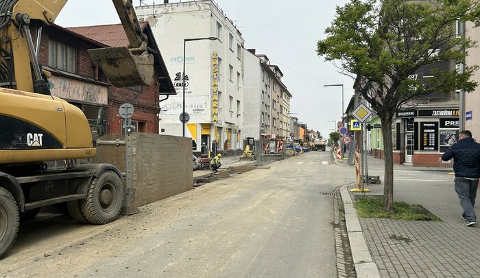 Nové stromořadí na ulici Přemyslovců díky přemístění technických sítí